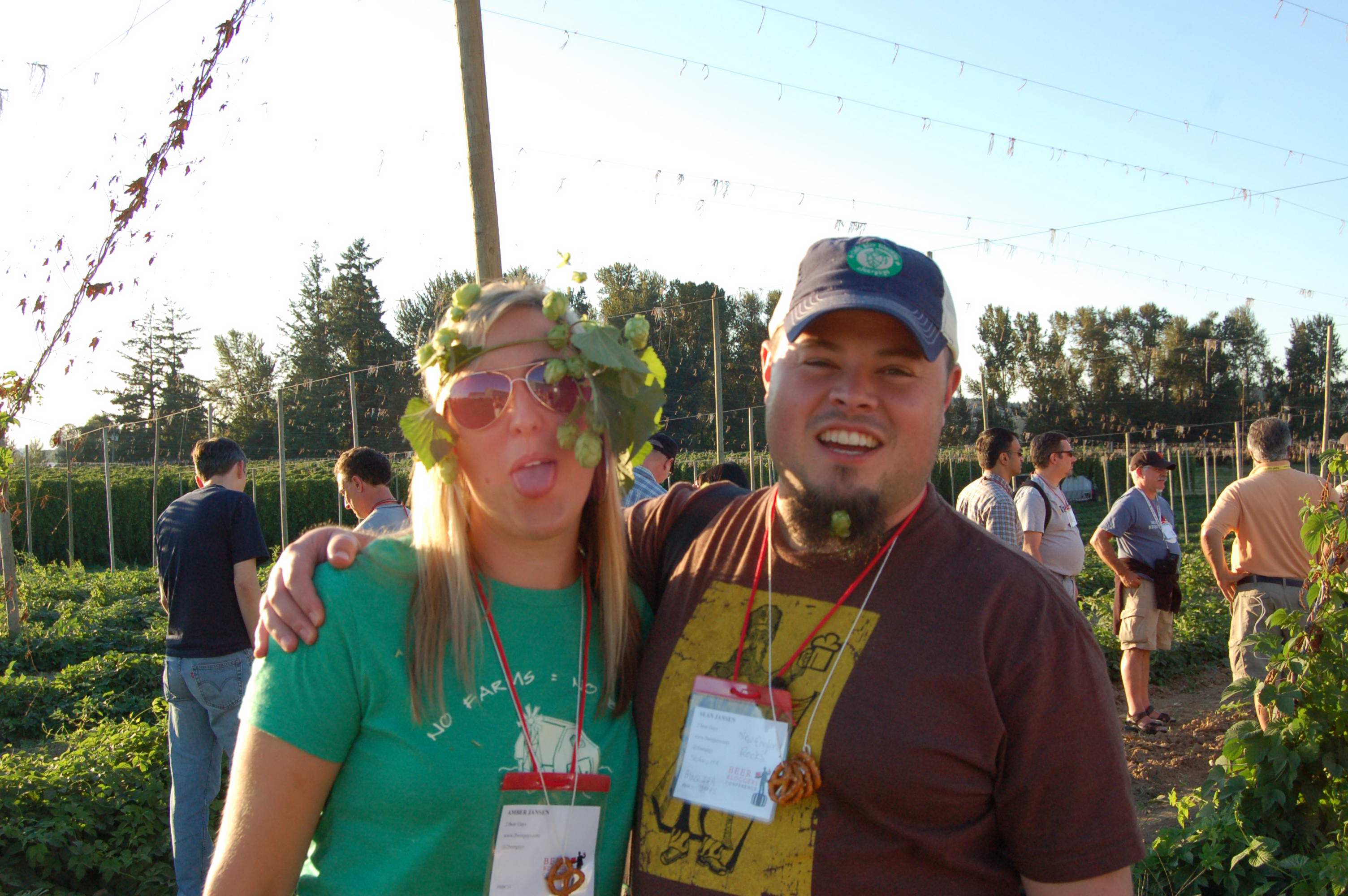 Beer Bloggers Conference - Amber & Sean in hop fields